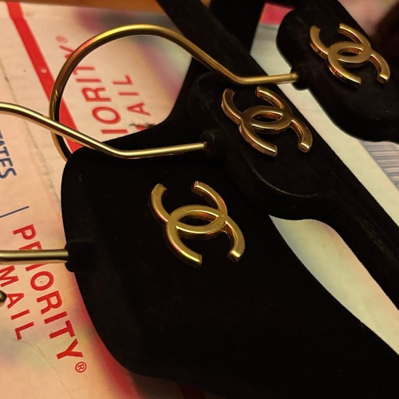 CHANEL Black and Gold Hangers Trio - Picture 7 of 7